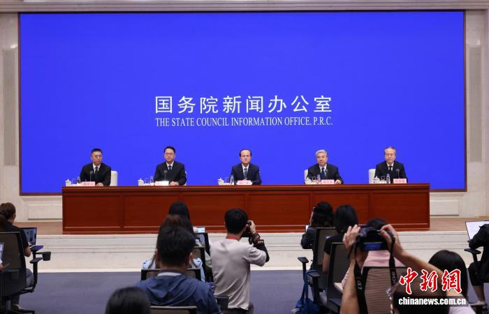 8月28日，中国国务院新闻办公室在北京举行新闻发布会，商务部副部长鄢东、北京市副市长唐文弘、商务部服务贸易和商贸服务业司司长孔德军、北京市商务局局长朴学东介绍中国服务贸易发展和2026年服贸会筹备工作进展情况，并答记者问。 
 中新社记者 杨可佳 摄